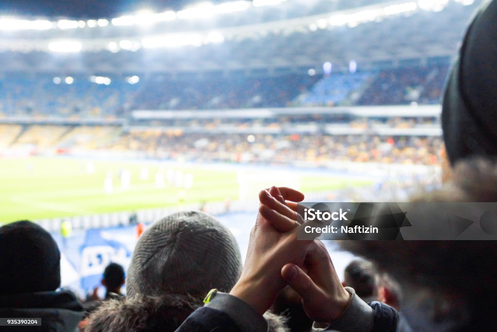 競技場でファンが綿スポーツ クラブをサポートします。 - サッカーのロイヤリティフリーストックフォト