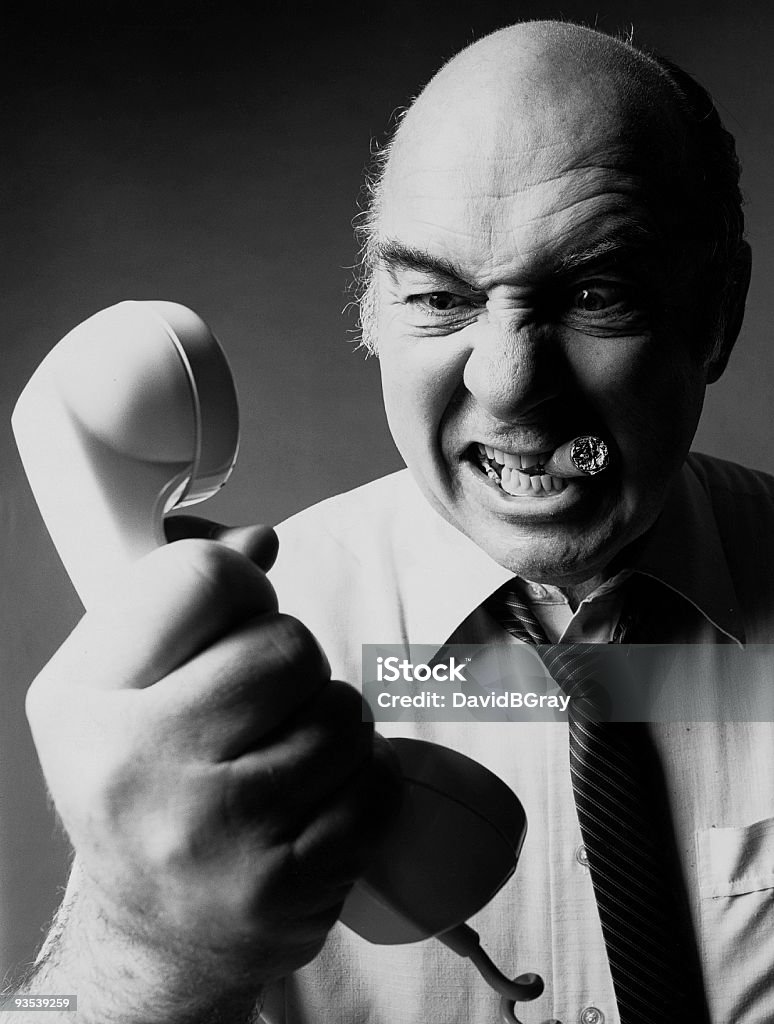 Homme en colère criant sur Combiné téléphonique - Photo de Client libre de droits