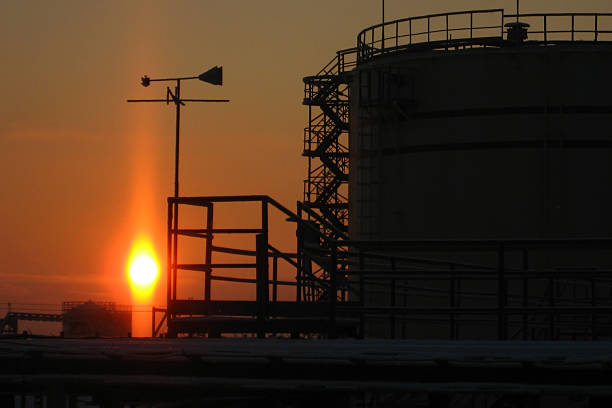 Silhueta de um reservatório de petróleo - fotografia de stock