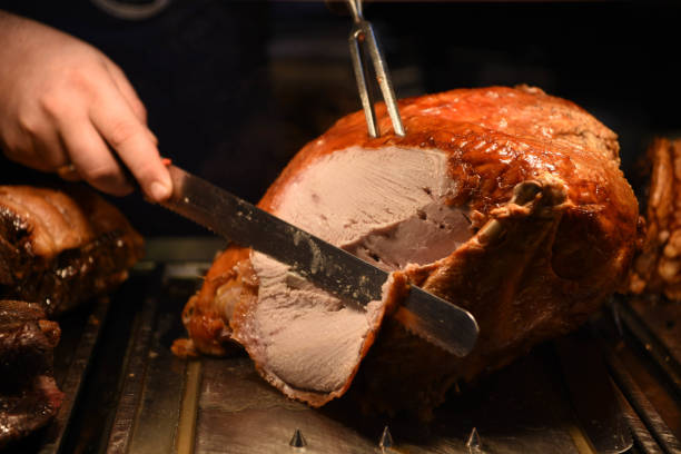 köstliche goldene ganze türkei braten wird mit messer und koch hand geschnitzt - roast turkey stock-fotos und bilder