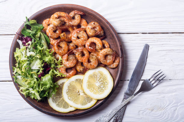 insalata con lattuga, limone e gamberi - lattuce foto e immagini stock