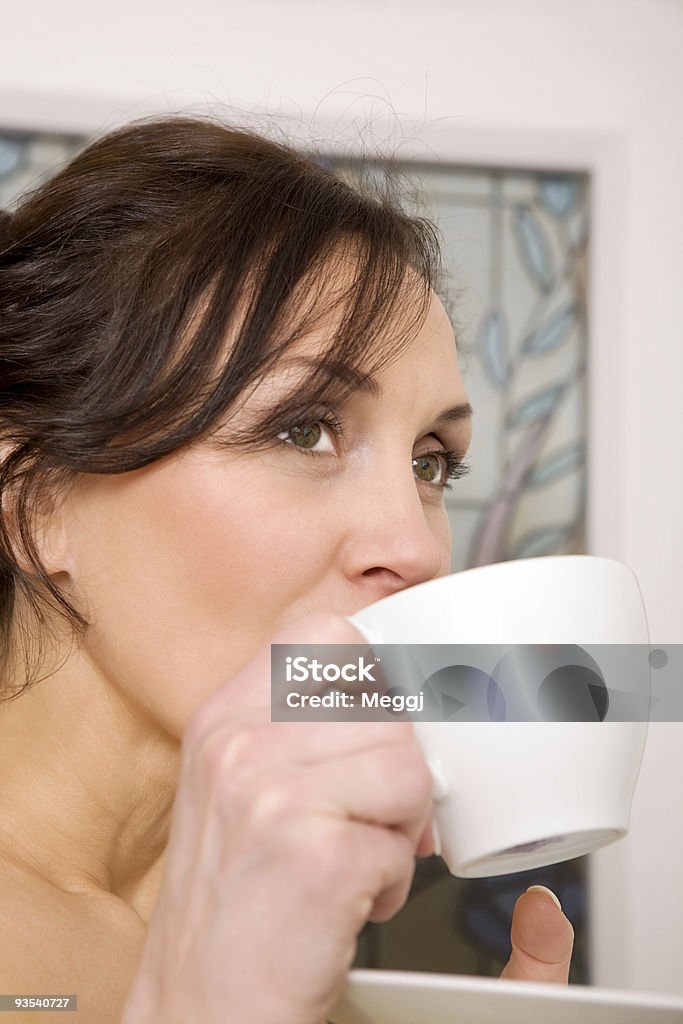 Mujer joven disfrutando de una taza de té - Foto de stock de Actividad libre de derechos