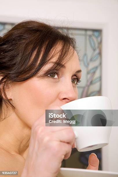 Jovem Mulher Desfrutar De Uma Xícara De Chá - Fotografias de stock e mais imagens de Adulto - Adulto, Alimentação Saudável, Atividade