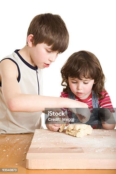 Kinder In Der Küche Machen Einen Teig Stockfoto und mehr Bilder von Alleinerzieherin - Alleinerzieherin, Arbeiten, Backen