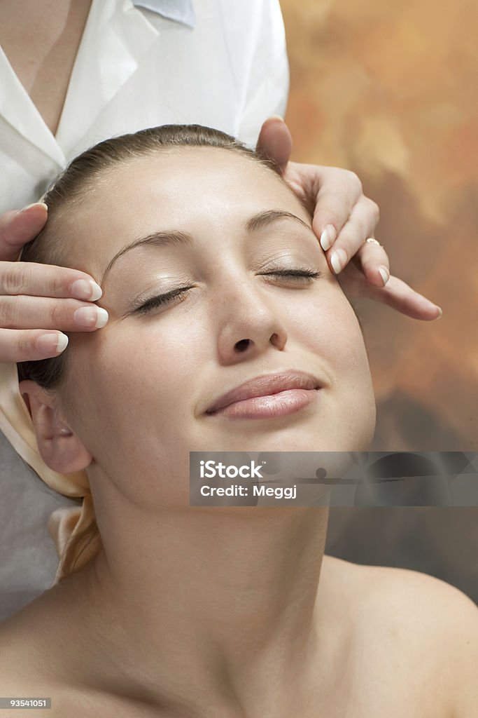 Bela Jovem recebendo uma massagem - Foto de stock de Adulto royalty-free