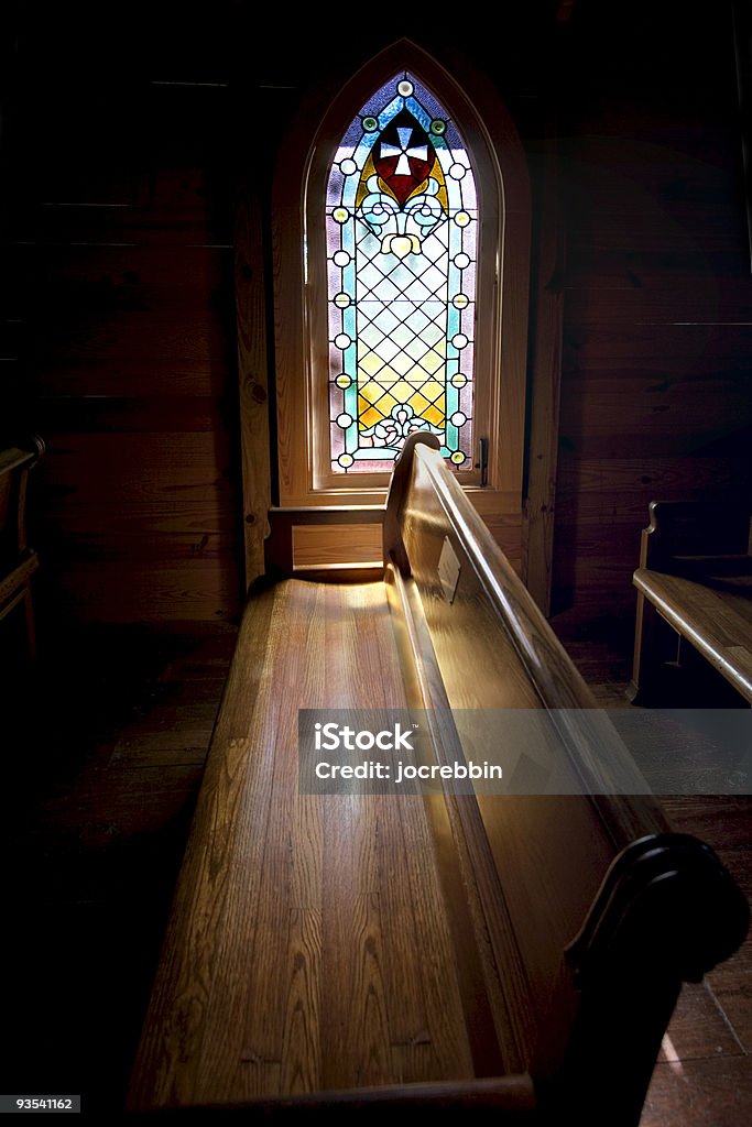 Intérieur de l'église avec: Vitrail - Photo de Banc d'église libre de droits