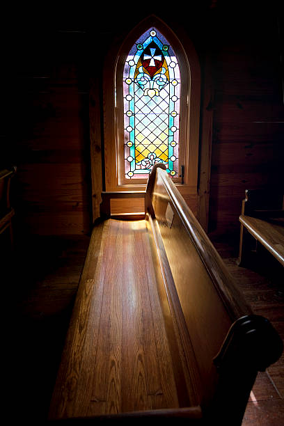 intérieur de l'église avec: vitrail - pew photos et images de collection