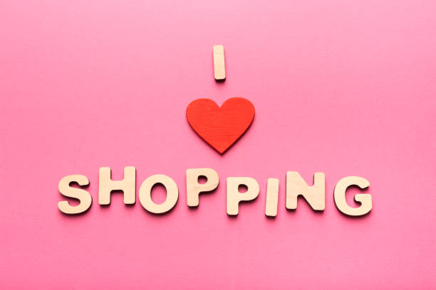 istock Phrase I love shopping on pink background with copy space 935411872
