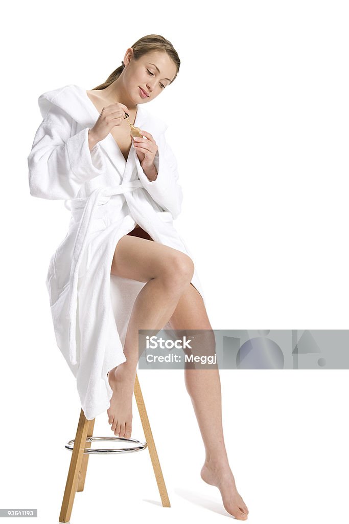 Retrato de fresca y hermosa mujer usando blanco bata de baño - Foto de stock de Adulto libre de derechos