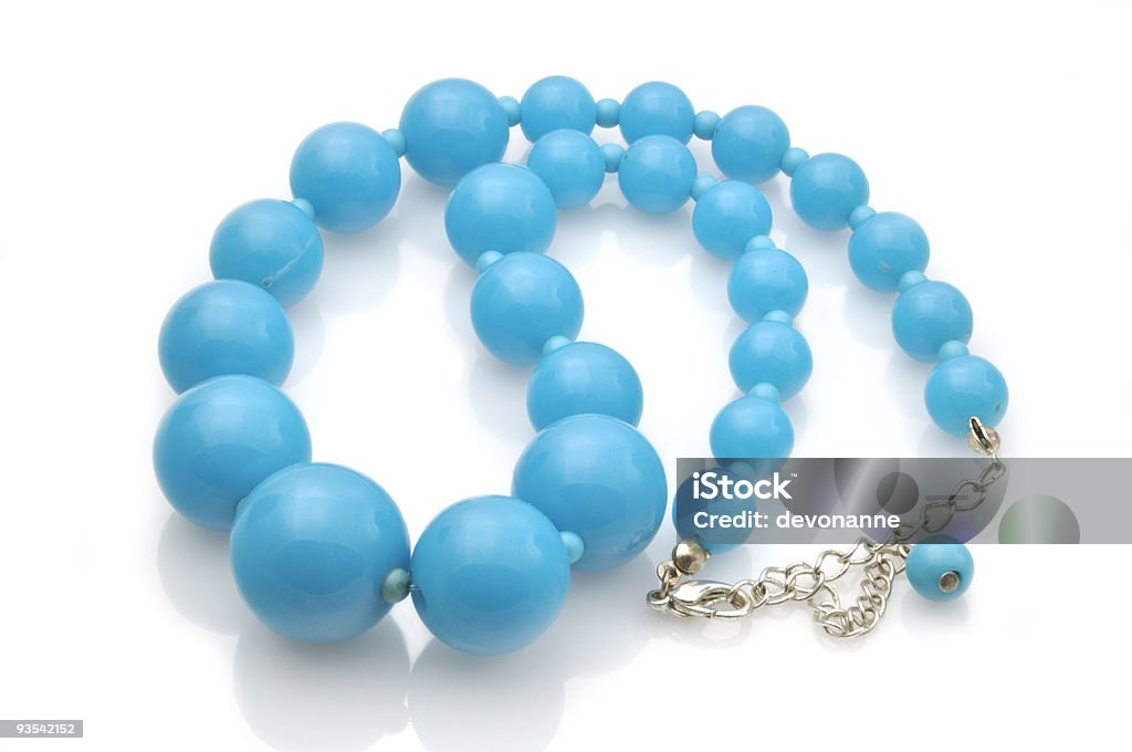 Bleu clair sur blanc collier de perles - Photo de Collier libre de droits