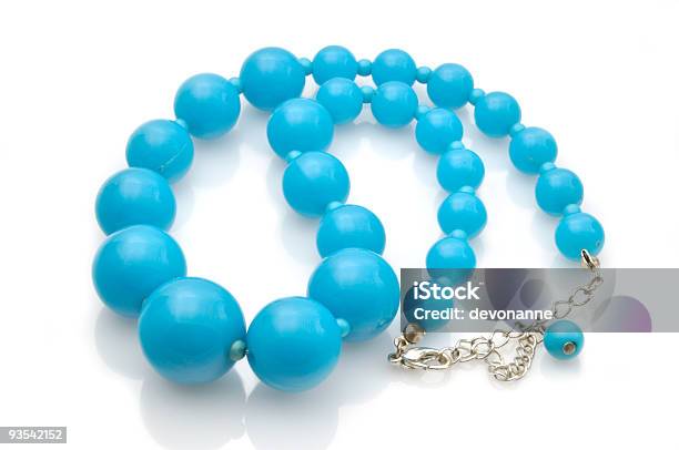 Photo libre de droit de Bleu Clair Sur Blanc Collier De Perles banque d'images et plus d'images libres de droit de Collier - Collier, Courbe, Accessoire