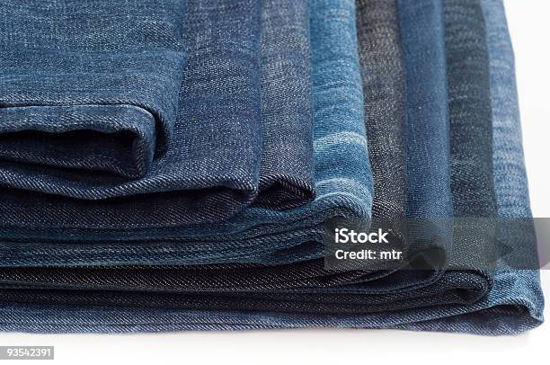 Doblado Nuevo Blue Jeans Foto de stock y más banco de imágenes de Apilar - Apilar, Azul, Color - Tipo de imagen