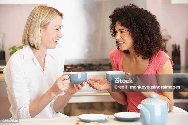 Amici Femminili Godendo Tè E Biscotti In Casa - Fotografie stock e altre immagini di Amicizia - Amicizia, Tè del pomeriggio, Abbigliamento casual