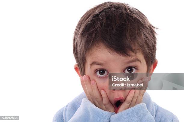 Little Boy In Conmoción Mirando A La Cámara Foto de stock y más banco de imágenes de Cara humana - Cara humana, Conmoción, Niño