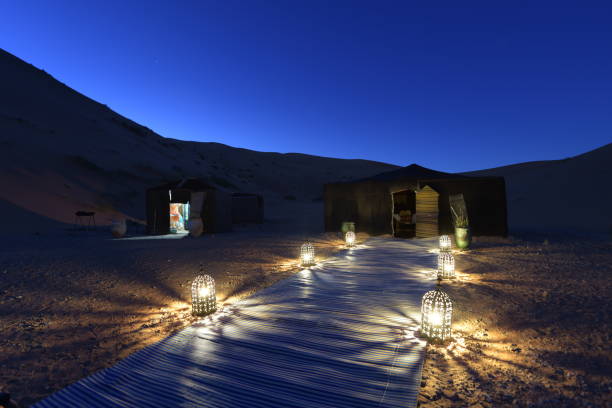 夜、モロッコのサハラ砂漠でキャンプ場 ストックフォト
