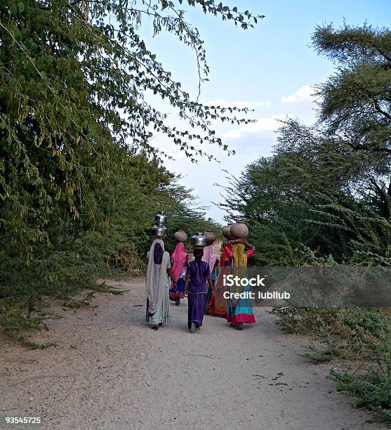 Photo libre de droit de Groupe De Femmes Avec Des Carafes Deau Indien Du Rajasthan Inde banque d'images et plus d'images libres de droit de Adulte