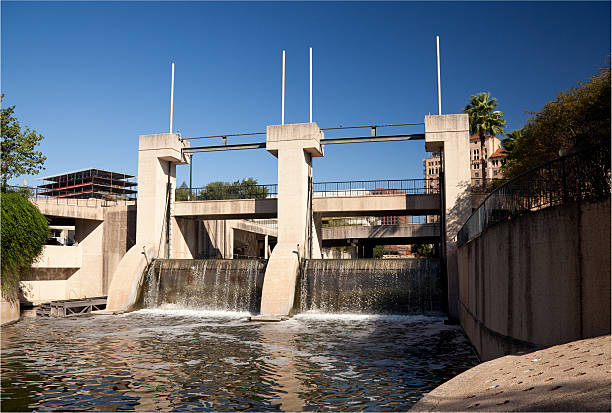 댐 강을 따라 san antonio - san antonio riverwalk downtown district river 뉴스 사진 이미지