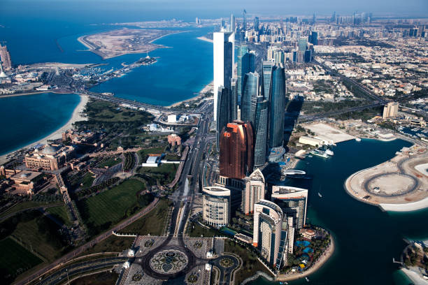 небоскребы в абу-даби - emirates palace hotel стоковые фото и изображения