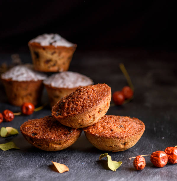 au four ronds muffins avec une table en bois de raisin noir - little cakes photos et images de collection