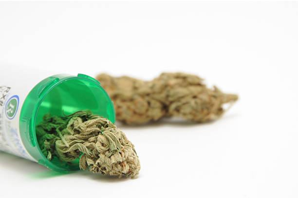 Cannabis, Maconha receita médica Panela botões no fundo branco - fotografia de stock