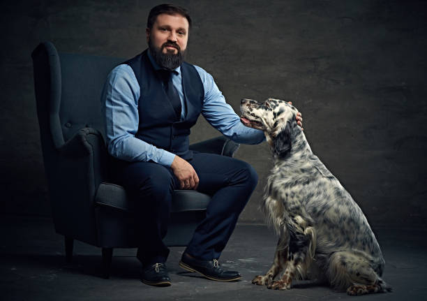 um homem e um cachorro setter irlandês. - place setting fotos - fotografias e filmes do acervo