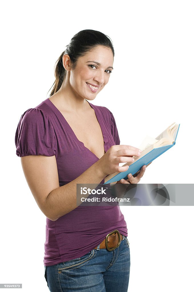 Młoda kobieta czyta książkę casual - Zbiór zdjęć royalty-free (Kobiety w średnim wieku)