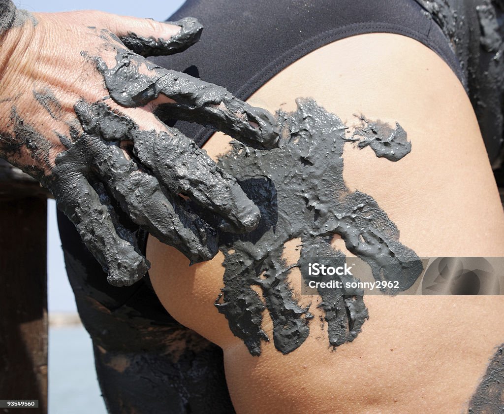 Cheeky mano de mujer en Mud Spa - Foto de stock de España libre de derechos