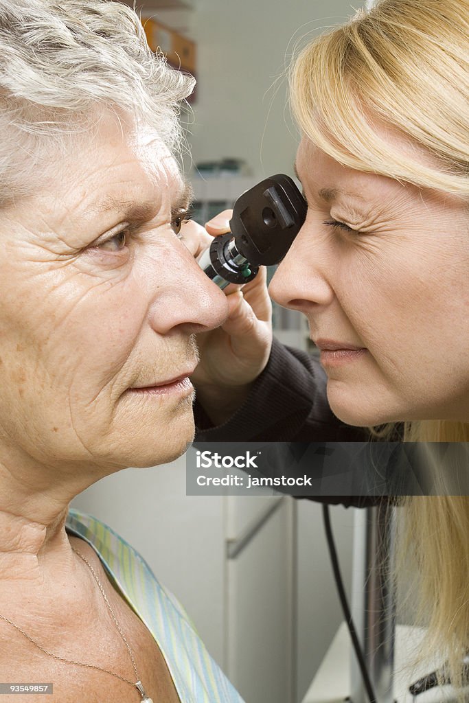 Ältere Frau mit einem Auge-test - Lizenzfrei Alter Erwachsener Stock-Foto