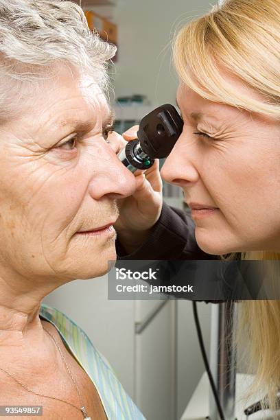 Ältere Frau Mit Einem Augetest Stockfoto und mehr Bilder von Alter Erwachsener - Alter Erwachsener, Augenheilkunde, Augenoptiker