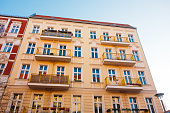 orange-wohnhaus-aus-niedrigen-winkel.jpg?b=1&s=170x170&k=20&c=Xydprze5JDJGvh5nh6DY5SvB3eJqyn18PaZ-7bIwzRs=