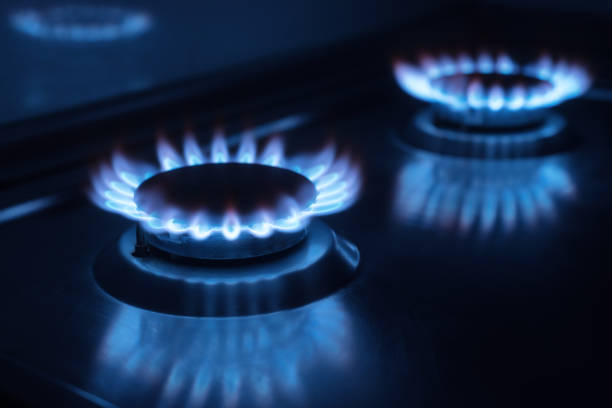 deux brûleurs à gaz dans le noir dans la cuisine - house burning color image danger photos et images de collection