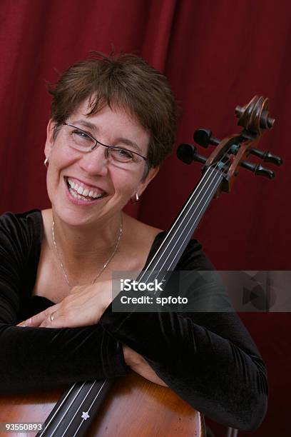 Violoncellista Serie - Fotografie stock e altre immagini di Musicista - Musicista, Primo piano del volto, 45-49 anni