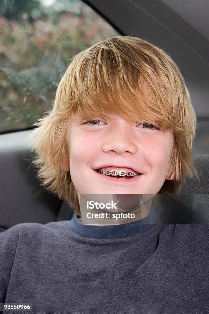 少年の後部座席 - 男の子のストックフォトや画像を多数ご用意 - 男の子, ワイヤー矯正, 笑顔