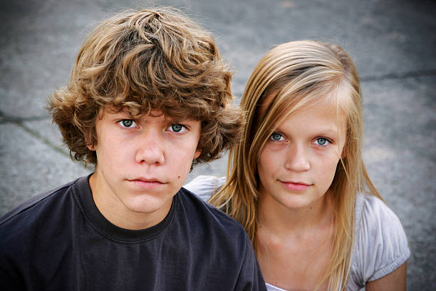frères et sœurs - teenage girls blue eyes adolescence teenager photos et images de collection