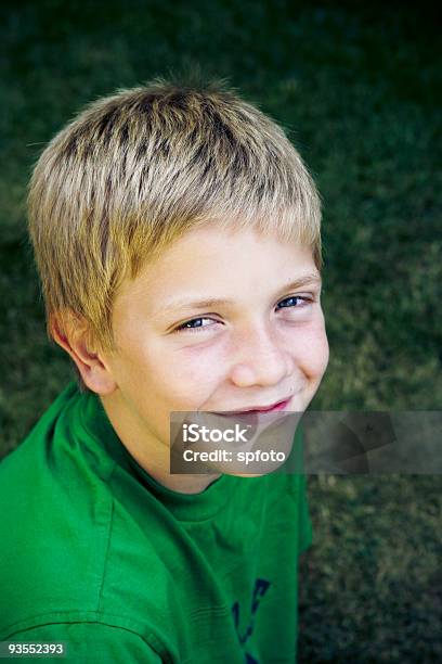 Menino Sorridente - Fotografias de stock e mais imagens de Meninos Adolescentes - Meninos Adolescentes, 12-13 Anos, Adolescente