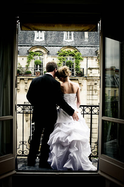 молодоженов - honeymoon wedding paris france bride стоковые фото и изображения