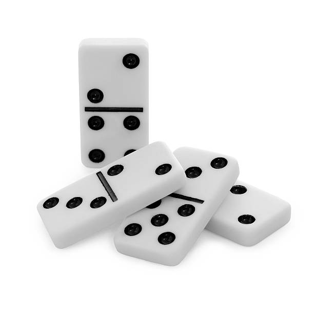 pilha a partir de ossos de dominó tradicional com múltiplos jogadores em fundo branco - dominó imagens e fotografias de stock