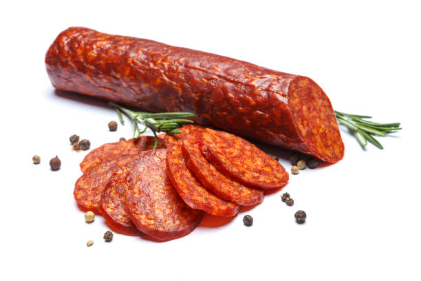 salchicha chorizo español sobre fondo blanco - salami fotografías e imágenes de stock