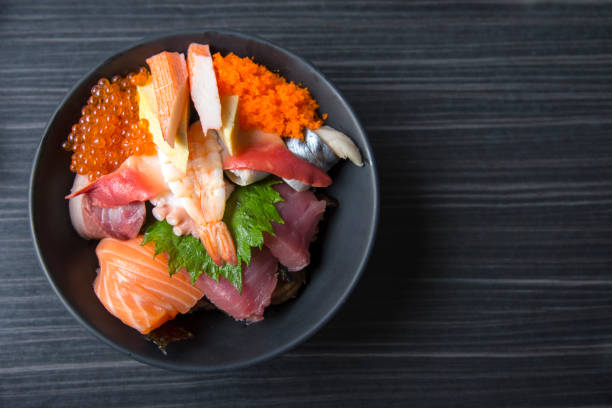 พรีเมี่ยมสดดิบอาหารทะเลชามข้าวผสม ( kaisen-don / อาหารญี่ปุ่นอร่อย), ข้าวญี่ปุ่นกับซาชิมิของปลาทูน - donburi ภาพสต็อก ภาพถ่ายและรูปภาพปลอดค่าลิขสิทธิ์