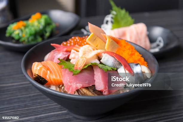 プレミアム生海鮮丼 の刺身と日本米 - 丼物のストックフォトや画像を多数ご用意