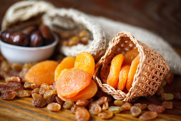 abricots secs et divers fruits secs - dried apricot photos et images de collection