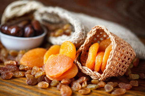 damascos secos e vários frutos secos - dried apricot close up gourmet dried fruit - fotografias e filmes do acervo