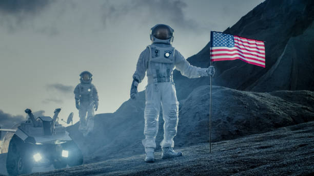 zwei stolze astronauten pflanze amerikanische flagge auf den fremden planeten. im hintergrund forschungsstation und rover. - super moon stock-fotos und bilder