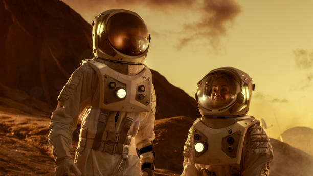 två astronauter talar medan undersökande mars / röda planeten. utforskning av rymden, äventyr och kolonisering tema. - koloni djurflock bildbanksfoton och bilder