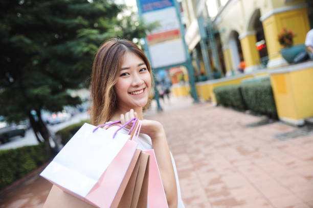 молодая азиатская женщина выходит за покупками - 5956 стоковые фото и изображения