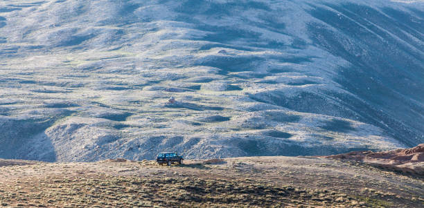 bom veículo off-road em montanhas pamir - pamirs - fotografias e filmes do acervo