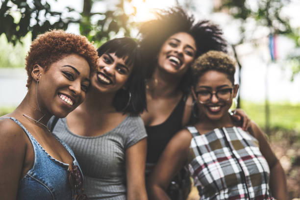 filles d’adolescent souriant - teenager african descent laughing adolescence photos et images de collection