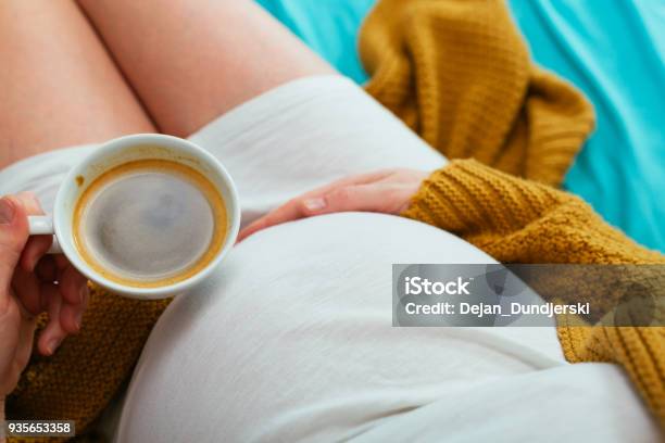 Schwangere Frau Stockfoto und mehr Bilder von Schwanger - Schwanger, Kaffee - Getränk, Trinken