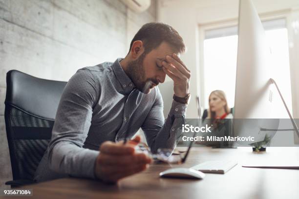 Luchando Con El Estrés Laboral Foto de stock y más banco de imágenes de Estrés - Estrés, Trabajar, Dolor de Cabeza