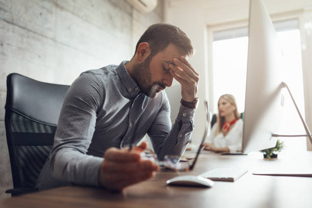 zmaganie się ze stresem zawodowym - tired man zdjęcia i obrazy z banku zdjęć